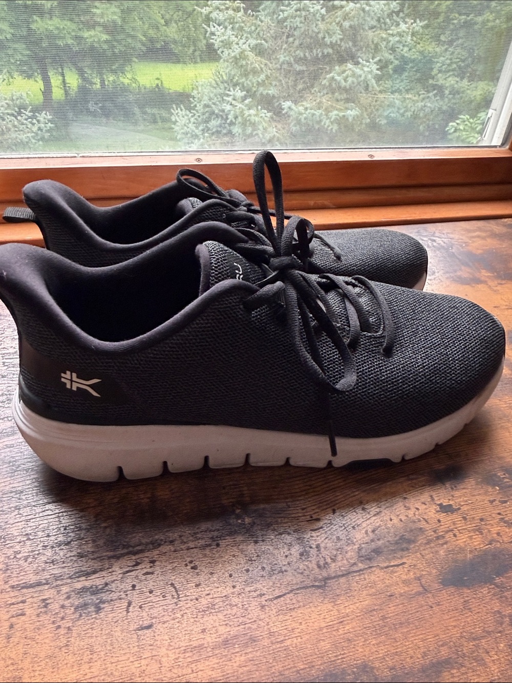 Kuru Women’s Sneakers 10.5 Wide